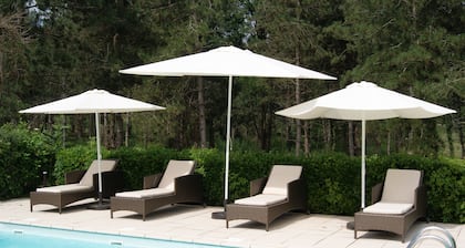 9 habitaciones para 23 personas, piscina y tenis, río, terraza.