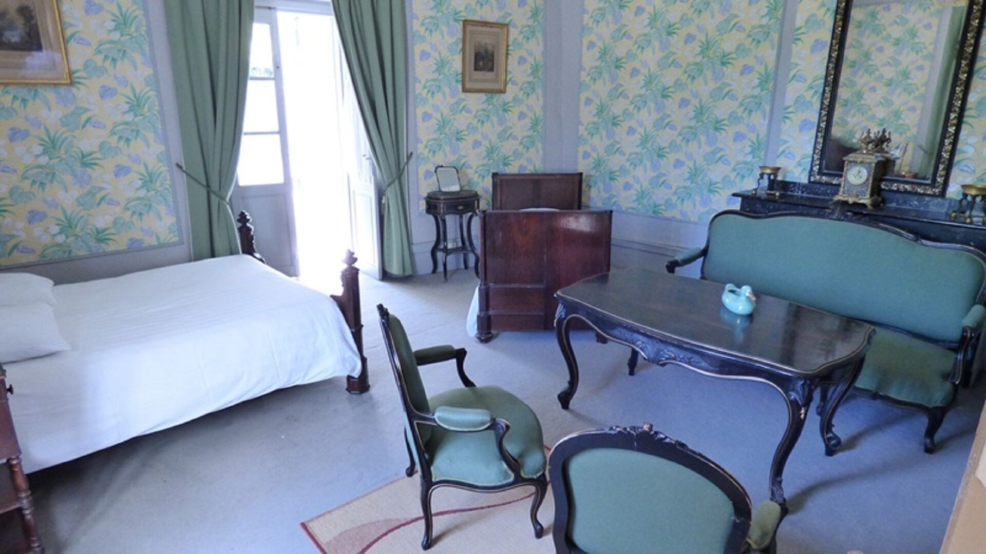 9 chambres, fer et planche à repasser, lit parapluie, Wi-Fi gratuit