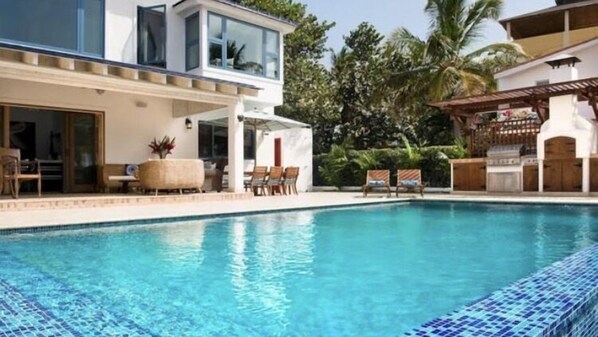 6 bedrooms, in-room safe, blackout curtains, bed sheets