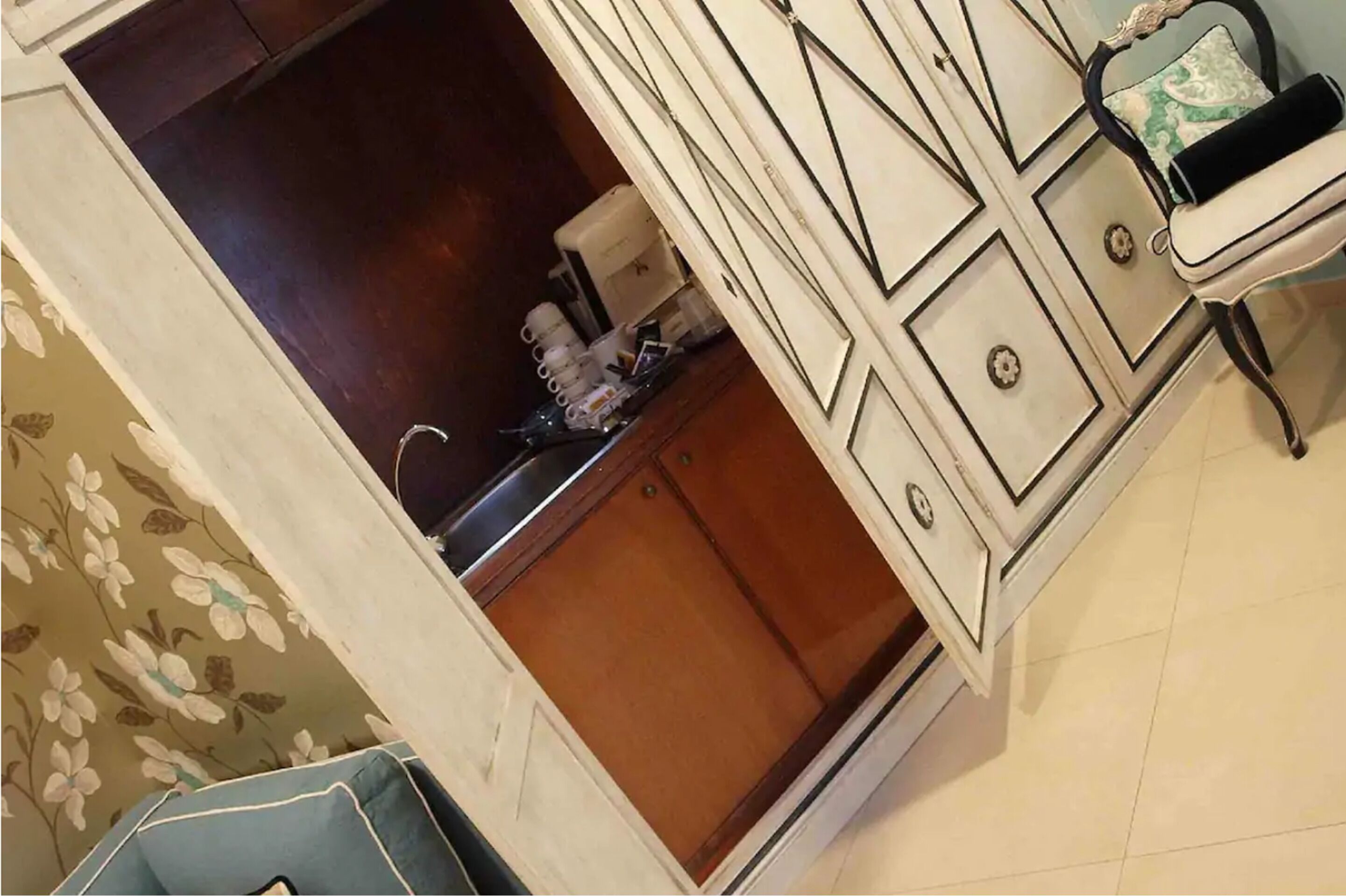 Una cocina compacta con armarios de madera, una cafetera y una pequeña encimera.
