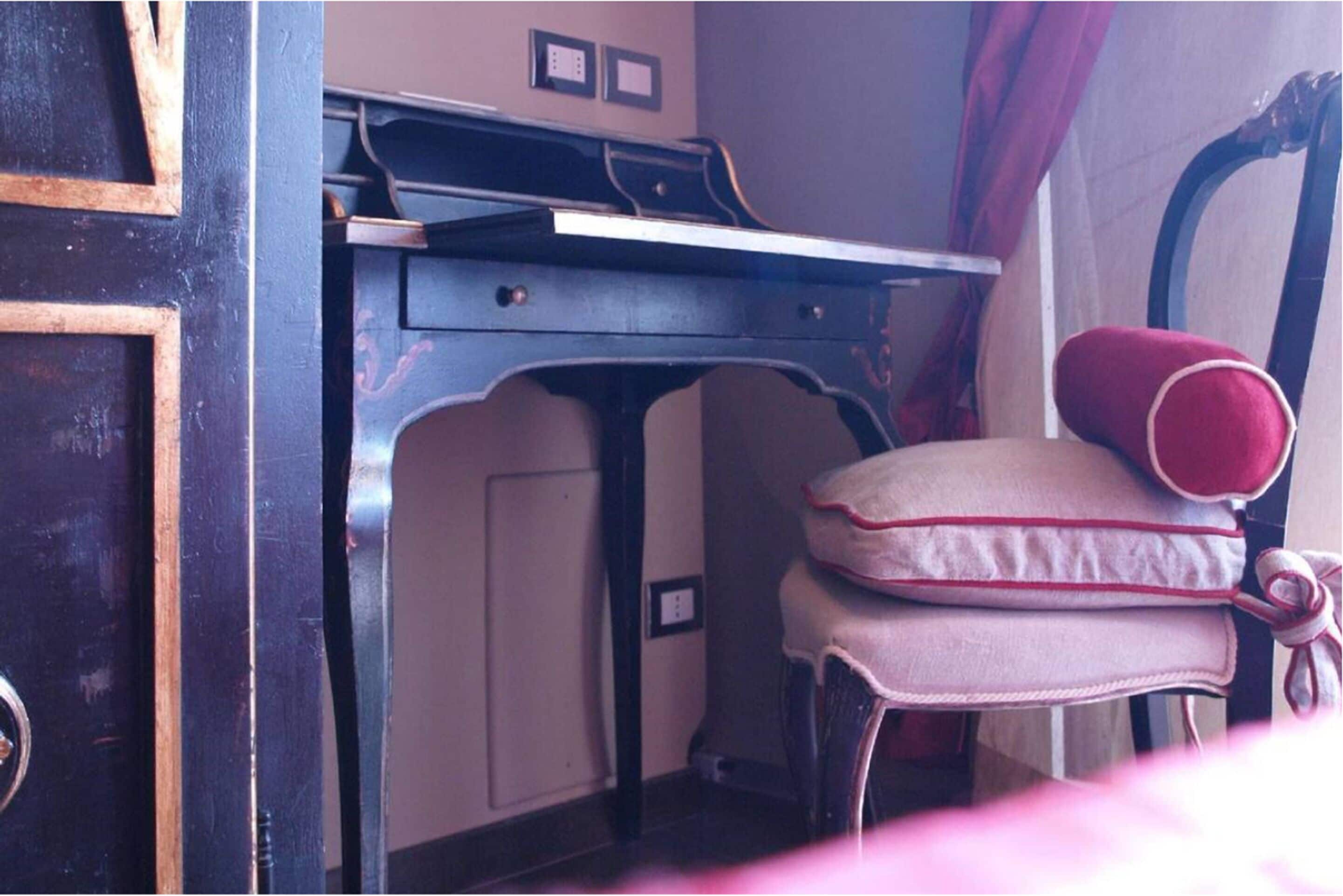 Une pièce comprenant un bureau, une chaise et un lit.