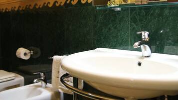 Ein Badezimmer mit Waschbecken, Spiegel und Toilette.