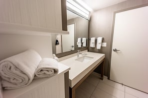 Bathroom - Courtyard by Marriott Rome Riverwalk (Rome)