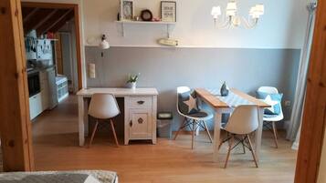 2 Schlafzimmer, Schreibtisch, Bügeleisen/Bügelbrett, WLAN