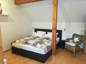 2 Schlafzimmer, Schreibtisch, Bügeleisen/Bügelbrett, WLAN