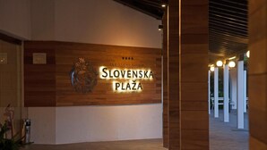 A wooden wall with the sign "Slovenska Plaza" and a logo. - Slovenska Plaza Resort 4 (Budva)