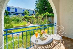 Outdoor dining - Slovenska Plaza Resort 4 (Budva)