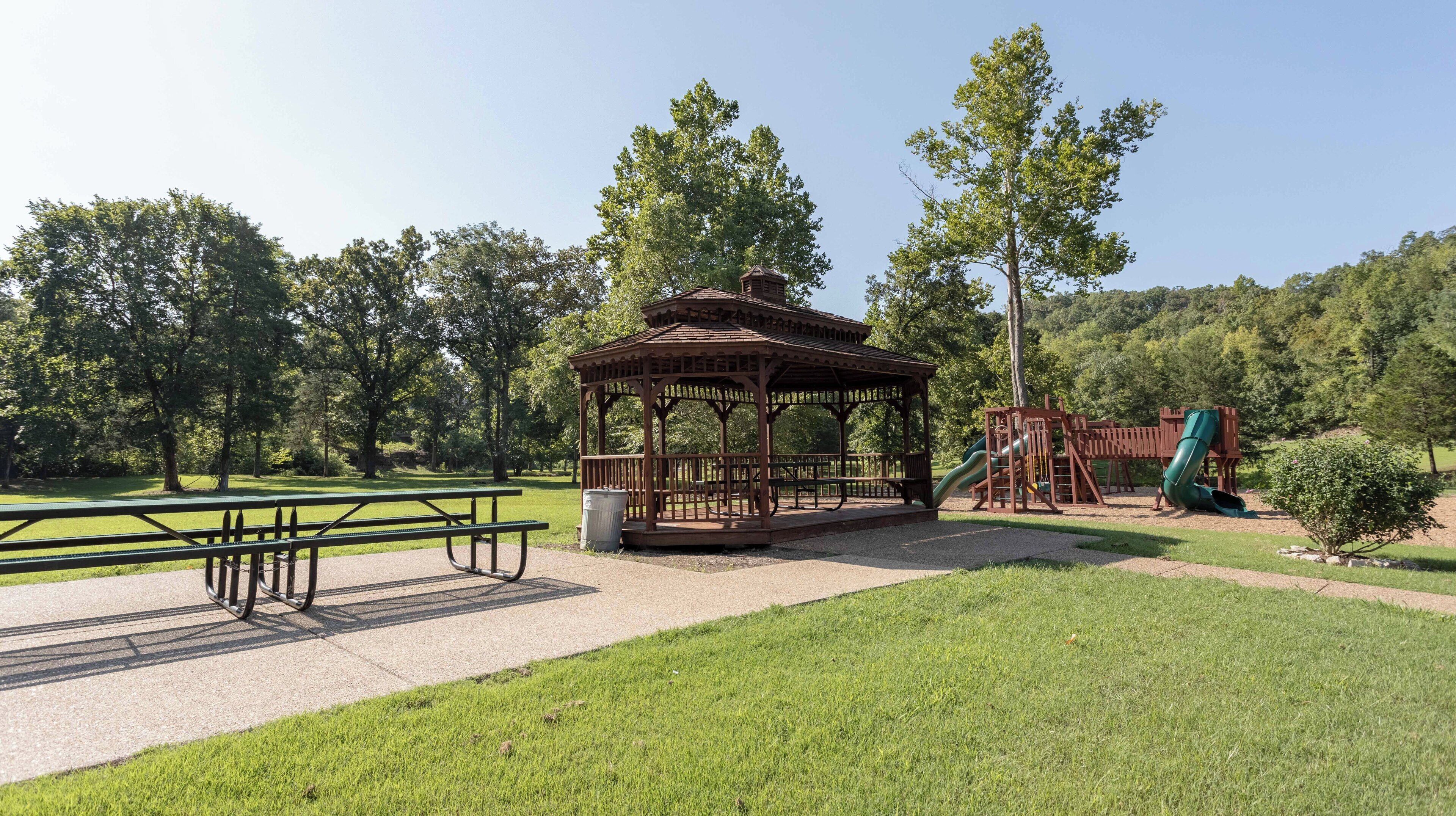 Un parc doté d’un kiosque, de tables de pique-nique et d’aires de jeux pour enfants.