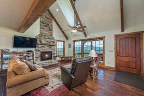 Een smart-tv, een open haard en boeken