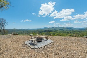 Un foyer avec des bancs et une vue dégagée sur un paysage montagneux.