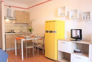 Refrigerador, microondas, parrilla de estufa y utensilios de cocina 