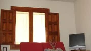 Een televisie, een open haard, een dvd-speler en een stereo