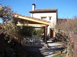Outdoor dining - La Sauca rural apartment for 4 people (Alameda del Valle)