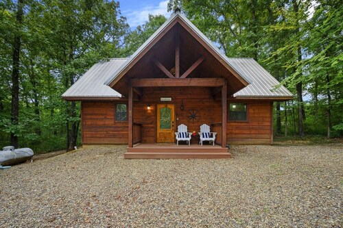 Knockin’ Boots Cabin | Private Hot Tub + Fire Pit | Secluded Broken Bow / Hochatown Cabin Near Beavers Bend