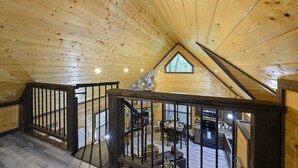Ein Holzinnenraum mit einer Treppe, einem Essbereich und einer Küche.