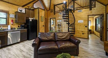 Knockin’ Boots Cabin | Private Hot Tub + Fire Pit | Secluded Broken Bow / Hochatown Cabin Near Beavers Bend