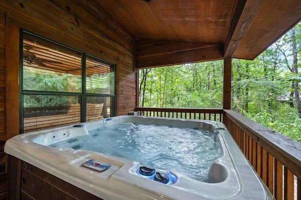 Outdoor spa tub