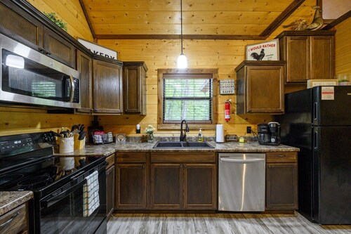 Knockin’ Boots Cabin | Private Hot Tub + Fire Pit | Secluded Broken Bow / Hochatown Cabin Near Beavers Bend