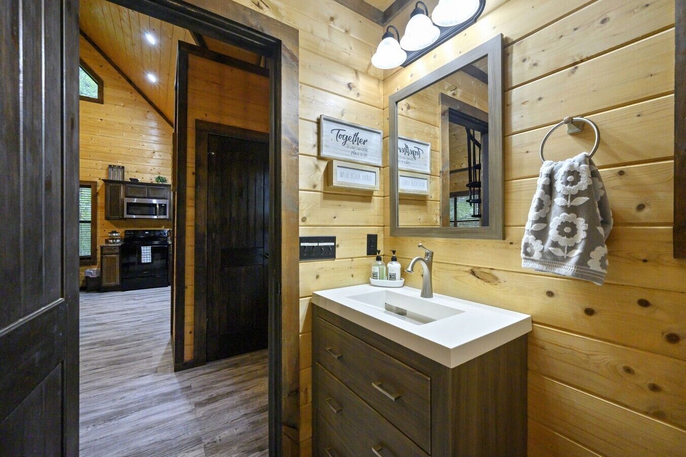 Wasserkocher mit Kaffee-/Teezubehör, Kühlschrank, Mikrowelle, Ofen