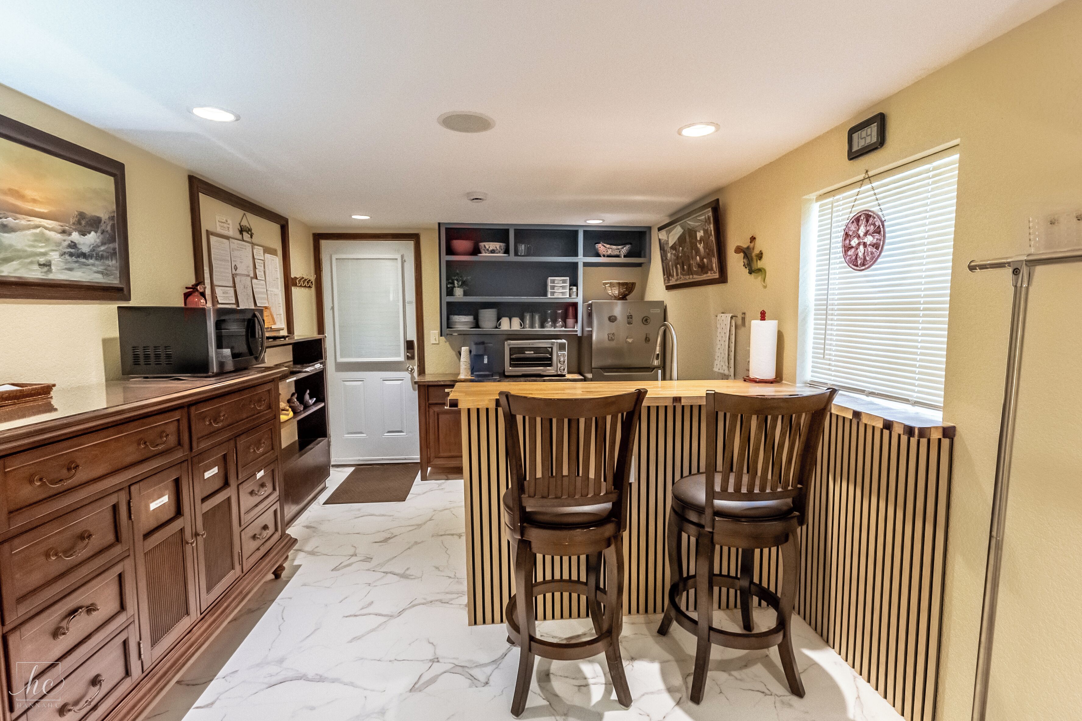 Kjøleskap, mikrobølgeovn, kaffetrakter/tekoker og kjøkkenutstyr