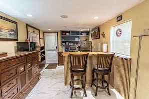 Kühlschrank, Mikrowelle, Wasserkocher mit Kaffee-/Teezubehör