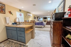 Interior - Spacious AND BODACIOUS studio, sleeps 2, for guests that love the color purple! (San Antonio)