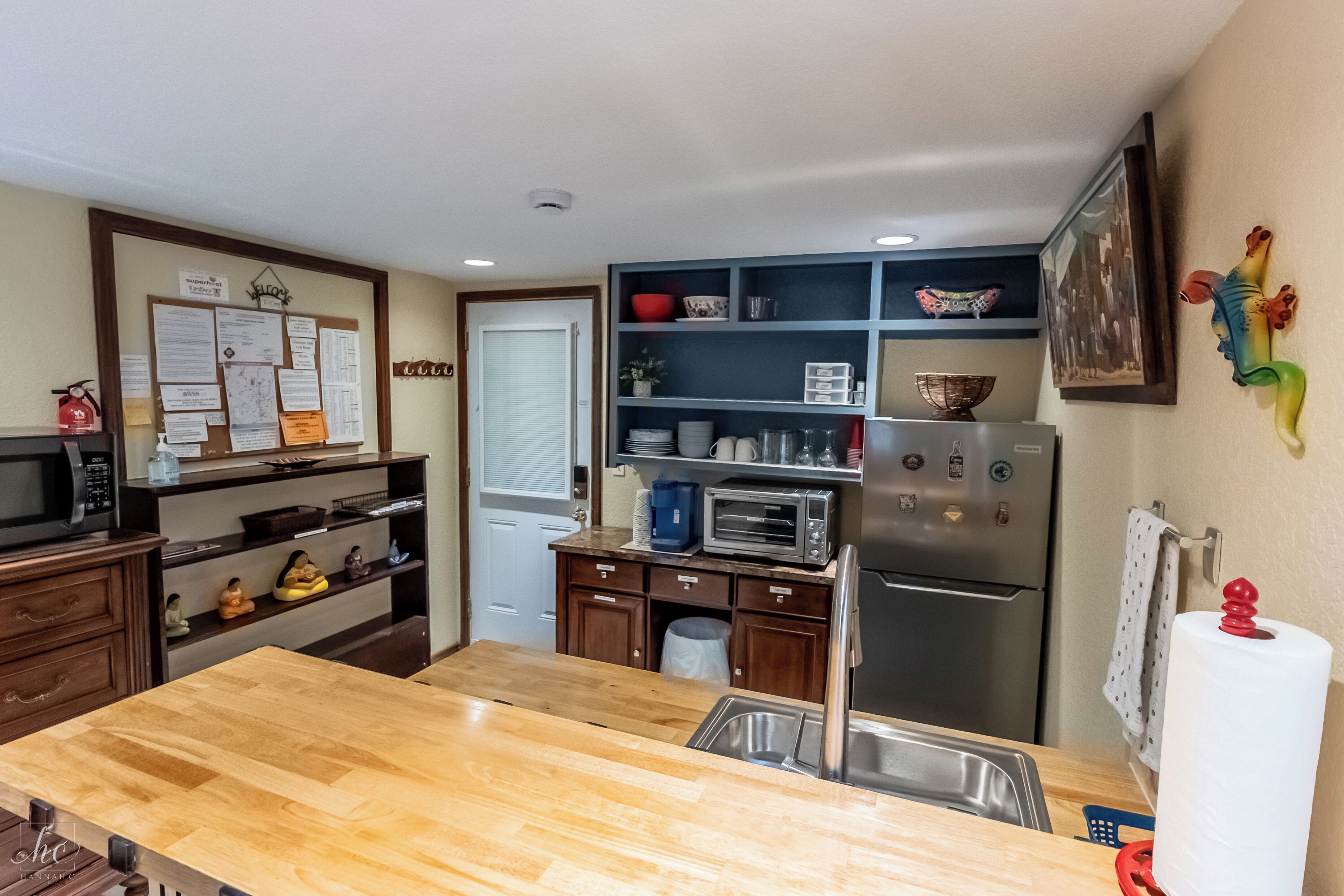 Kjøleskap, mikrobølgeovn, kaffetrakter/tekoker og kjøkkenutstyr