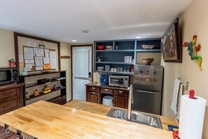 Geladeira, micro-ondas, cafeteira/chaleira