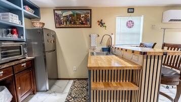 Kjøleskap, mikrobølgeovn, kaffetrakter/tekoker og kjøkkenutstyr