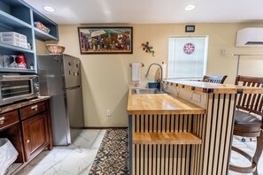 Réfrigérateur, four à micro-ondes, cafetière-théière