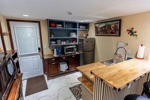 Refrigerador, microondas, cafetera/tetera, utensilios de cocina