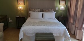 Desk, soundproofing, iron/ironing board, free WiFi - Telestai Guest House (Mbombela)