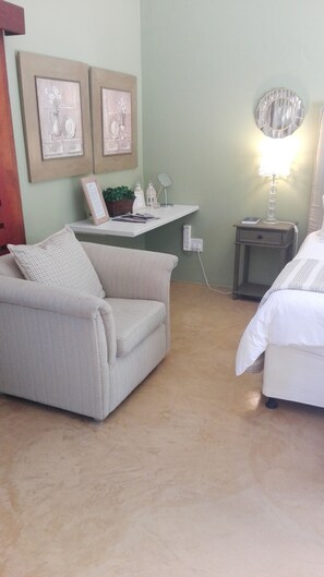 Desk, soundproofing, iron/ironing board, free WiFi - Telestai Guest House (Mbombela)