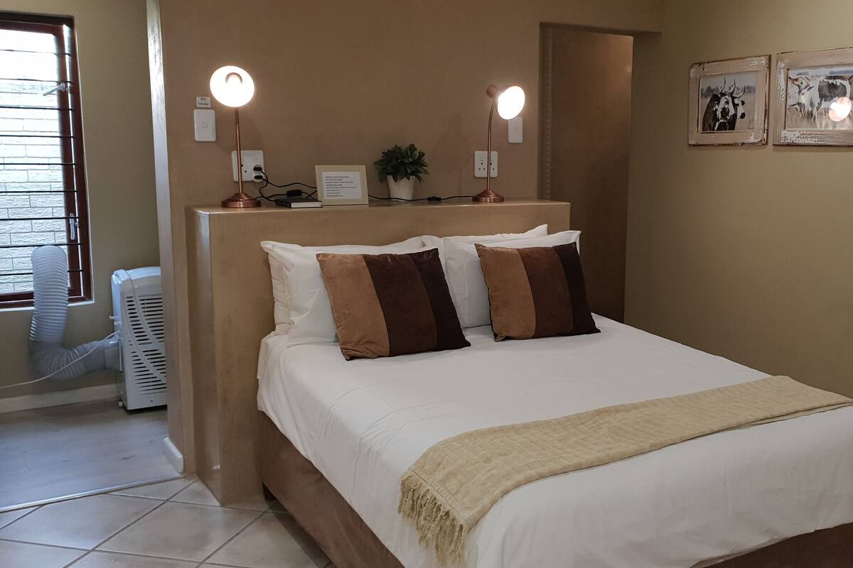 Habitación (8) | Escritorio, sistema de insonorización, tabla de planchar con plancha