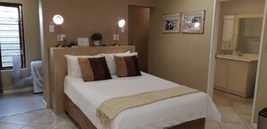 Room (8) | Desk, soundproofing, iron/ironing board, free WiFi - Telestai Guest House (Mbombela)