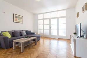 Departamento, varias camas (Bozdechova 9) | Sala de estar | Televisión 