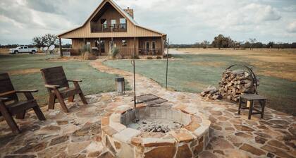 5-tähden yksityinen mökki 450 + hehtaarin porteilla / korkealla aidalla pelikentällä