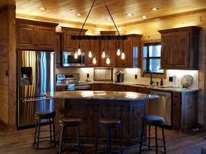 Fridge, microwave, oven, stovetop - 5-Star Private Cabin on 450+ acre gated/high fenced game ranch (Sulphur Bluff)