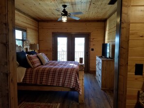 2 bedrooms, iron/ironing board, free WiFi, bed sheets - 5-Star Private Cabin on 450+ acre gated/high fenced game ranch (Sulphur Bluff)