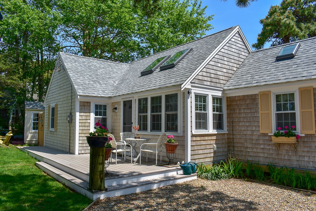 Lovely 2 bedroom cottage less than 500 ft to Sea Street Beach