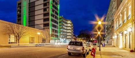 Ein Holiday Inn Hotelgebäude mit modernem Design, gelegen in einer Stadtstraße bei Nacht.