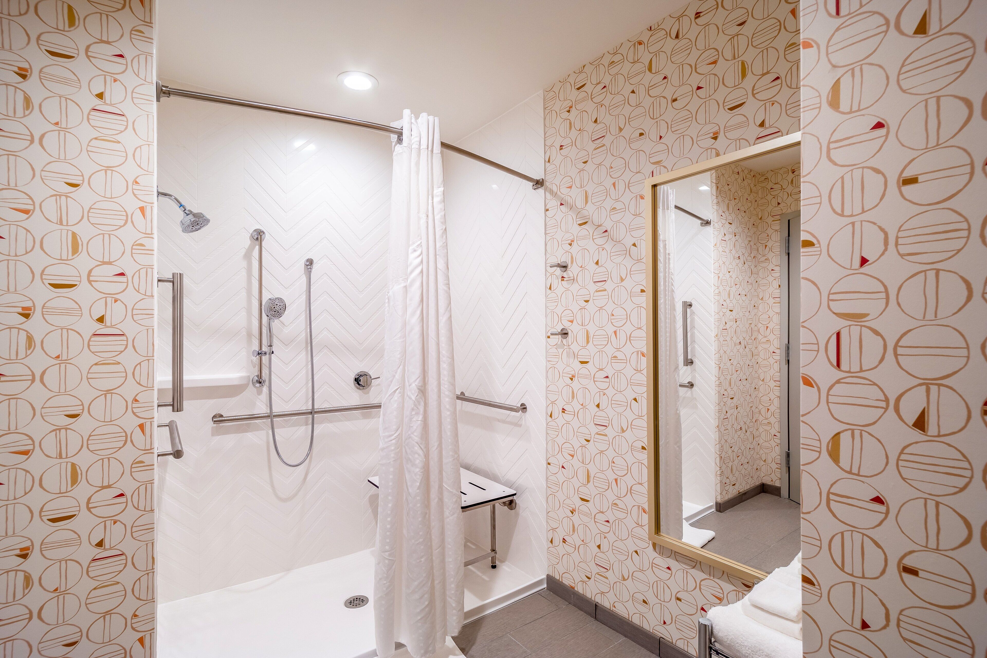 Une salle de bain moderne équipée d’une douche, de toilettes et d’un lavabo.