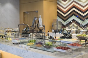 Free daily buffet breakfast  - Holiday Inn Express Qingdao Chengyang Central by IHG (Qingdao)