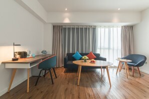 Suite, 1 Bedroom | In-room safe, desk, laptop workspace, blackout drapes - Holiday Inn Express Qingdao Chengyang Central by IHG (Qingdao)