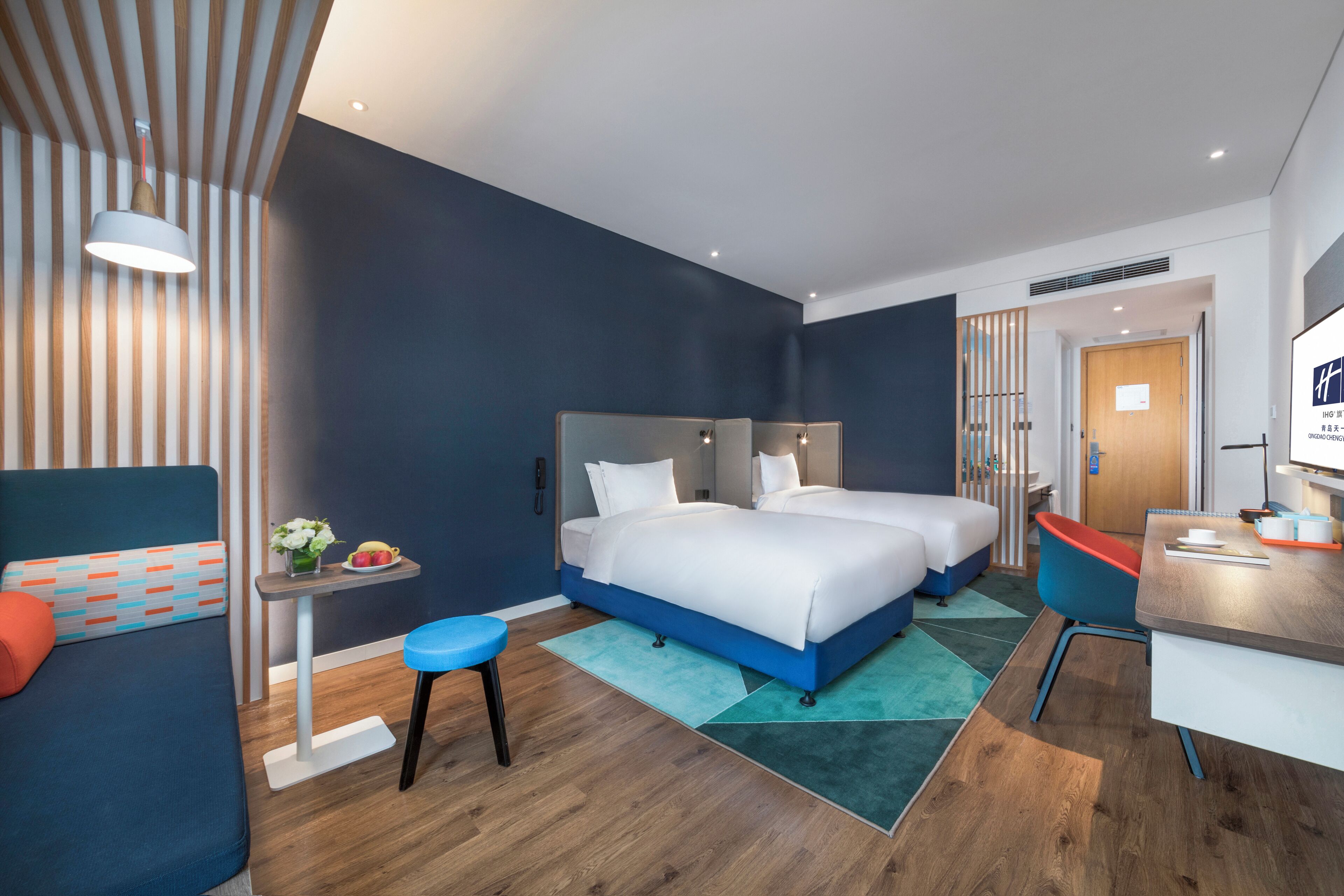 Zimmersafe, Schreibtisch, laptopgeeigneter Arbeitsplatz