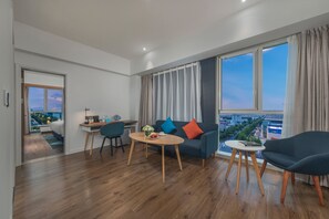 Suite, 1 Bedroom | In-room safe, desk, laptop workspace, blackout drapes - Holiday Inn Express Qingdao Chengyang Central by IHG (Qingdao)