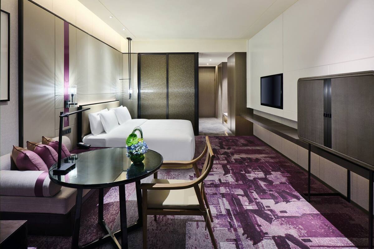 Minibar, iron/ironing board, free WiFi, bed sheets