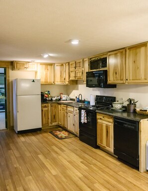 Jääkaappi, mikroaaltouuni, uuni, liesi