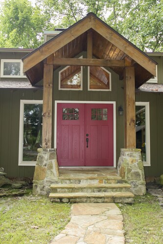 Amazing views and a peaceful setting just 12 minutes from the city of Cookeville