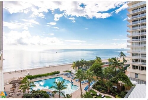 Oceanfront Studio w/balcony & Private Beach - Walk to shops & Dining